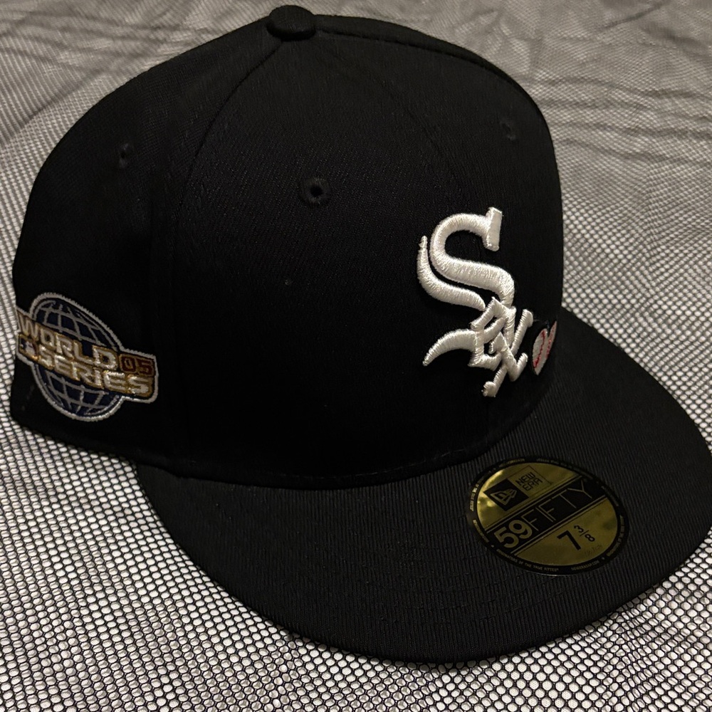 New Era Limited edition White Sox World Series Fitted Hat 7 3/8 Brand New